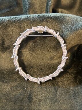 Gerry’s Silver Tone Leaf Wreath Circular Brooch